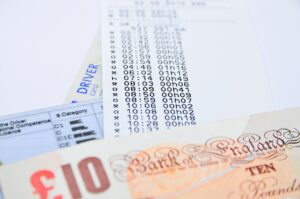 Immagine che illustra le esenzioni dal bollo auto per over 75 nel 2026.