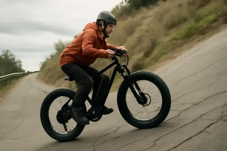 Come si comporta la fatbike elettrica in salita ripida? Test su strada: svela il limite reale del motore
